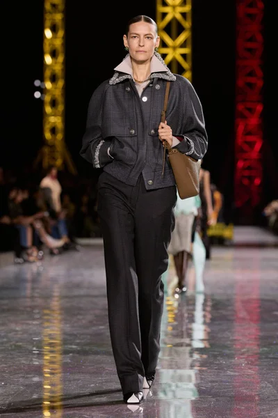 Look 16